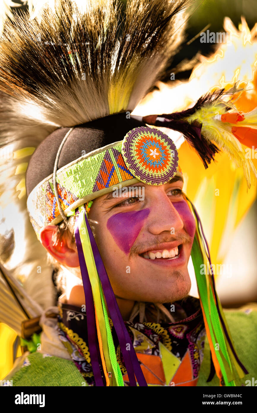 Ein indianischer Tänzer aus den Arapahoe Menschen gekleidet in traditioneller Tracht im Indian Village während Cheyenne Frontier Days 25. Juli 2015 in Cheyenne, Wyoming. Frontier Days feiert die Cowboy Traditionen des Westens mit einem Rodeo, Parade und Fair. Stockfoto