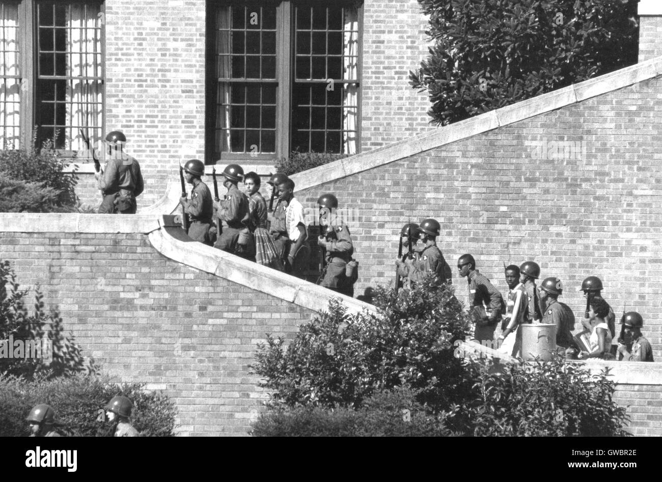 LITTLE ROCK HIGH SCHOOL, Arkansas. Truppen von der 327th in der Luft Kampfgruppe, 101st Airborne Division, Begleitung der Little Rock Nine um die Schule am 23. September 1957 treten. Foto U.S. Army Stockfoto