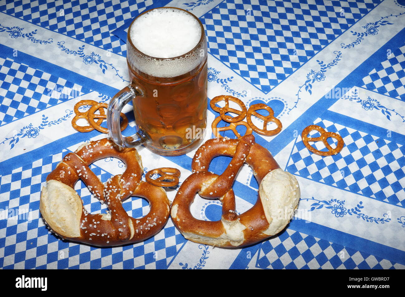 Bayerische Gerichte für Oktoberfest Vorbereitung auf den bayerischen Landesfarben-Hintergrund Stockfoto