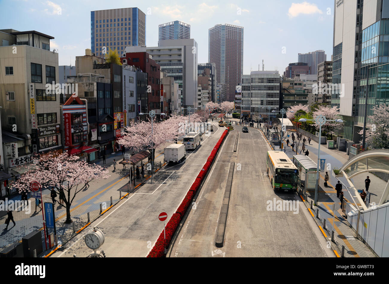 Tokio-Geschäftsviertel mit Geschäftsleuten. Stockfoto