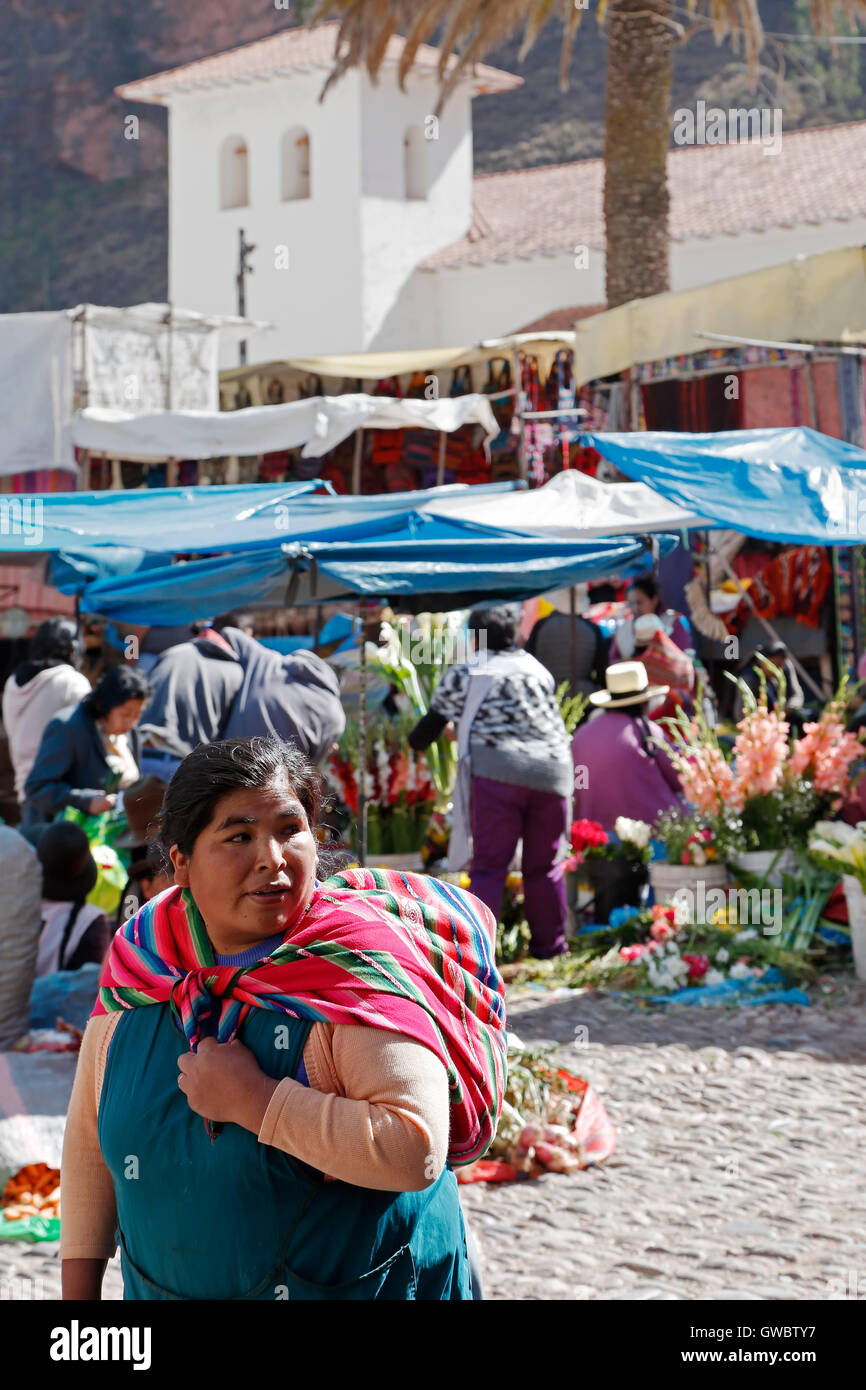 Sonntagsmarkt, Bell Turm von San Pedro Apostol (St. Peter der Apostel) Kirche im Hintergrund, Pisac, Cusco, Peru Stockfoto