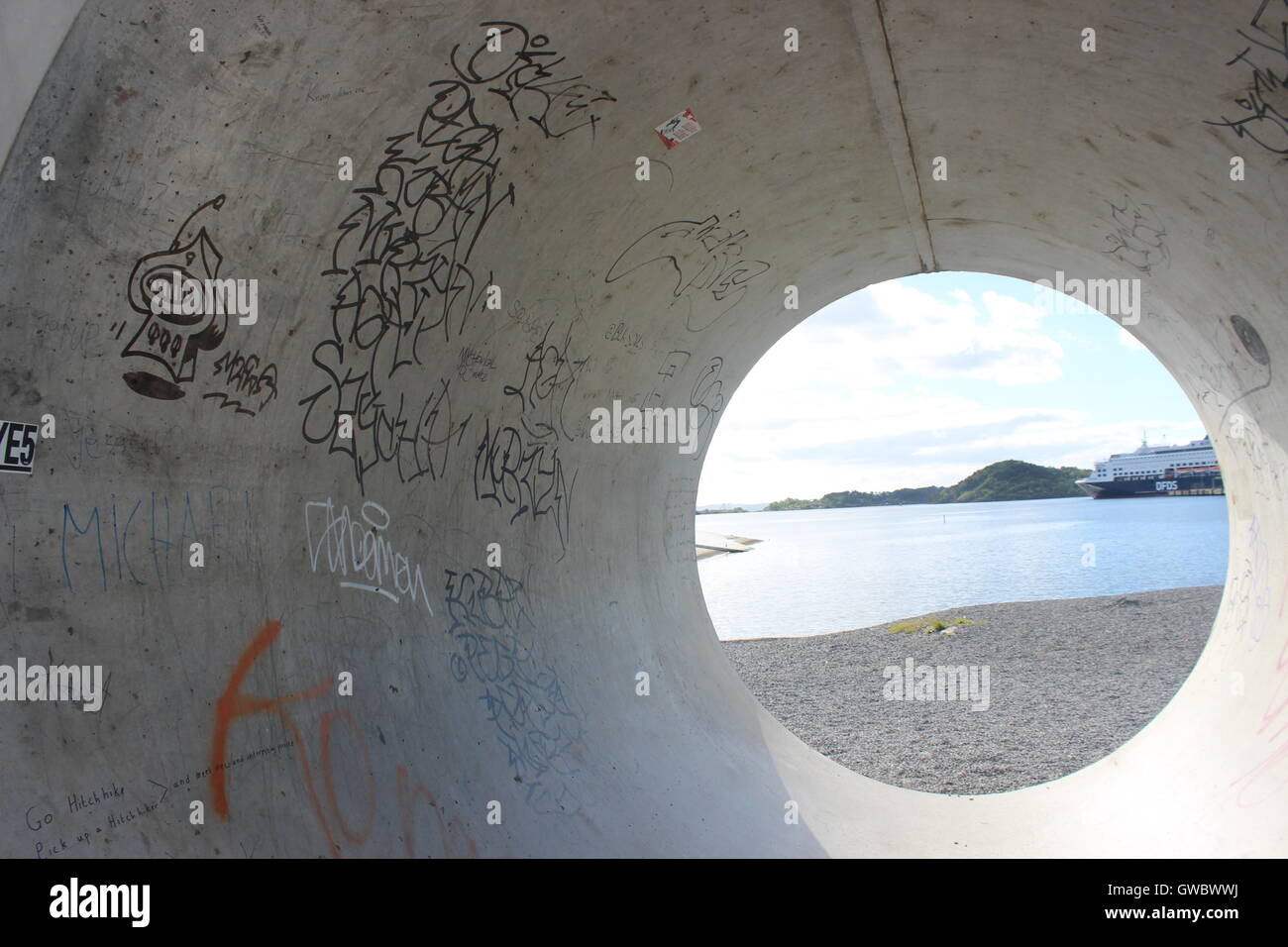 Blick auf den Oslofjord durch eine riesige Betonrohr neben dem Opernhaus Oslo Stockfoto