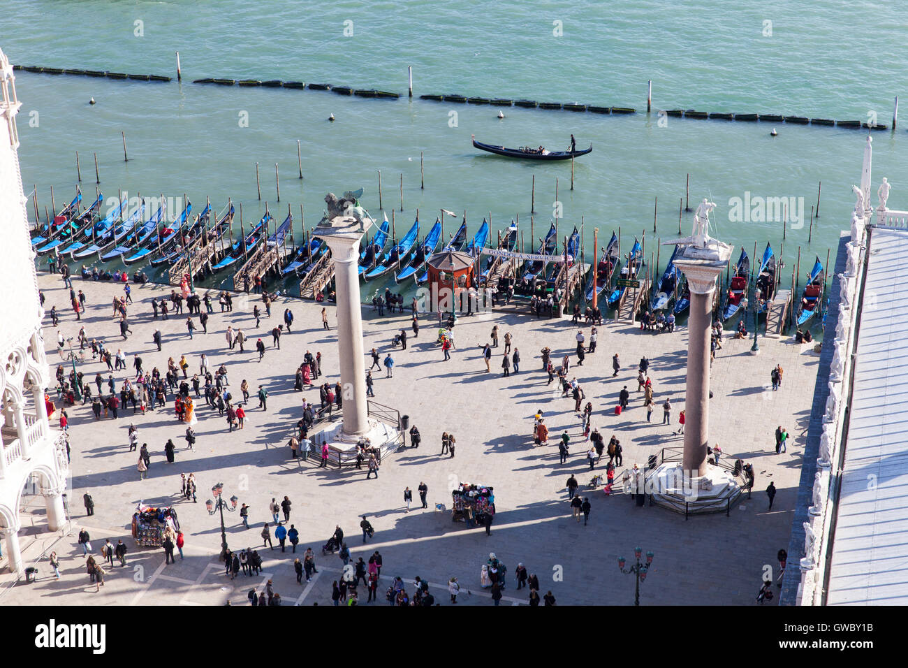 Luftaufnahme von Colonna di San Marco und Colonna di San Todaro auf dem Markusplatz in Venedig Italien Stockfoto