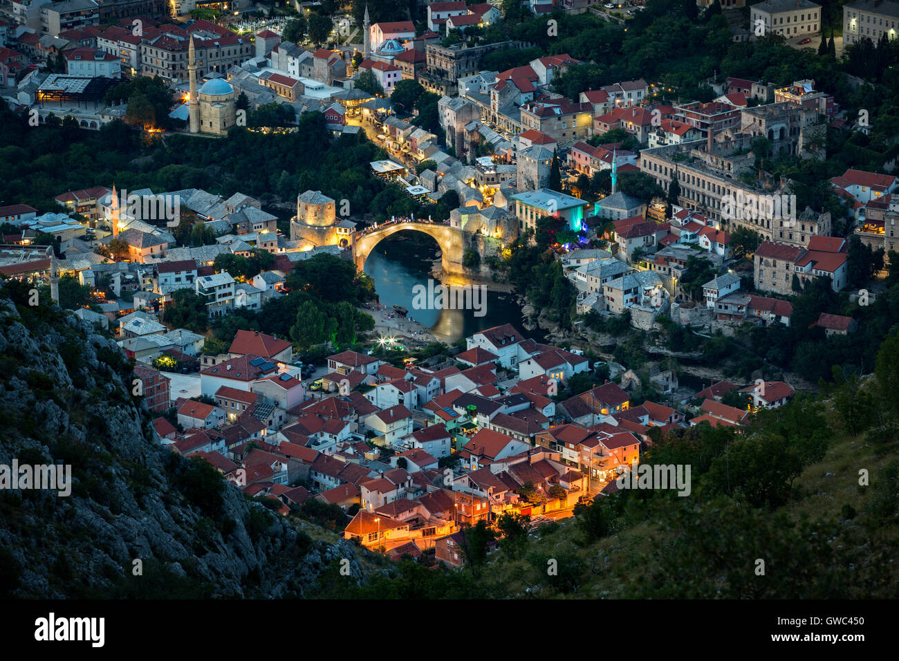 Eine Luftaufnahme des Flusses Neretva führt über alte Mostar und die alte Brücke (Stari Most). Und Bosnien-Herzegowina von oben. Stockfoto