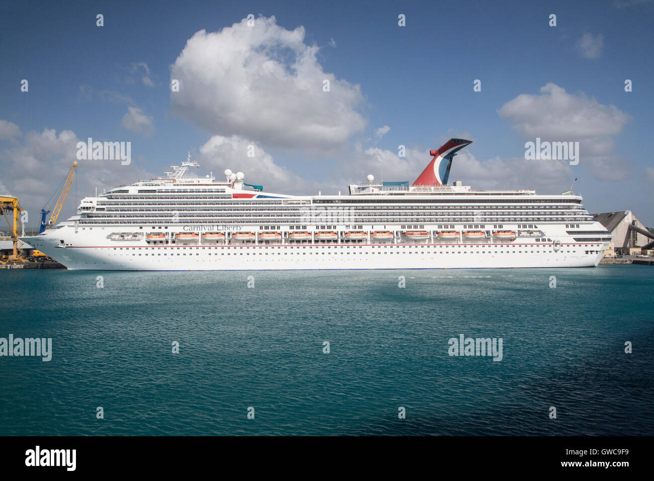 Carnival Liberty Kreuzfahrtschiff im Hafen von Barbados, Caribbean Stockfoto