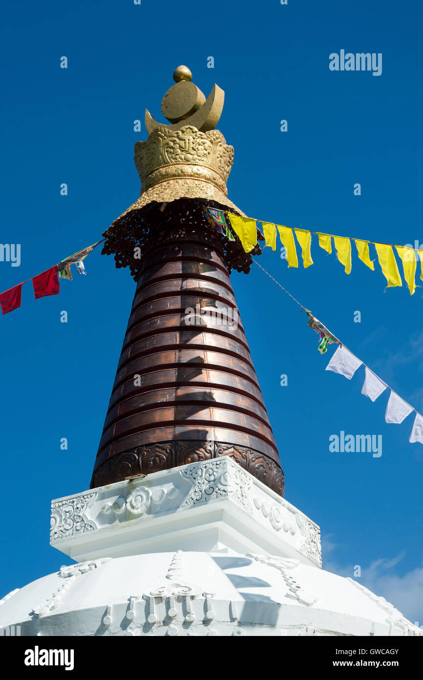 Stupa und Gebet Fahnen auf Kagyu Samye Ling Kloster. Eskdalemuir, Langholm, Dumfries, Scotland Stockfoto