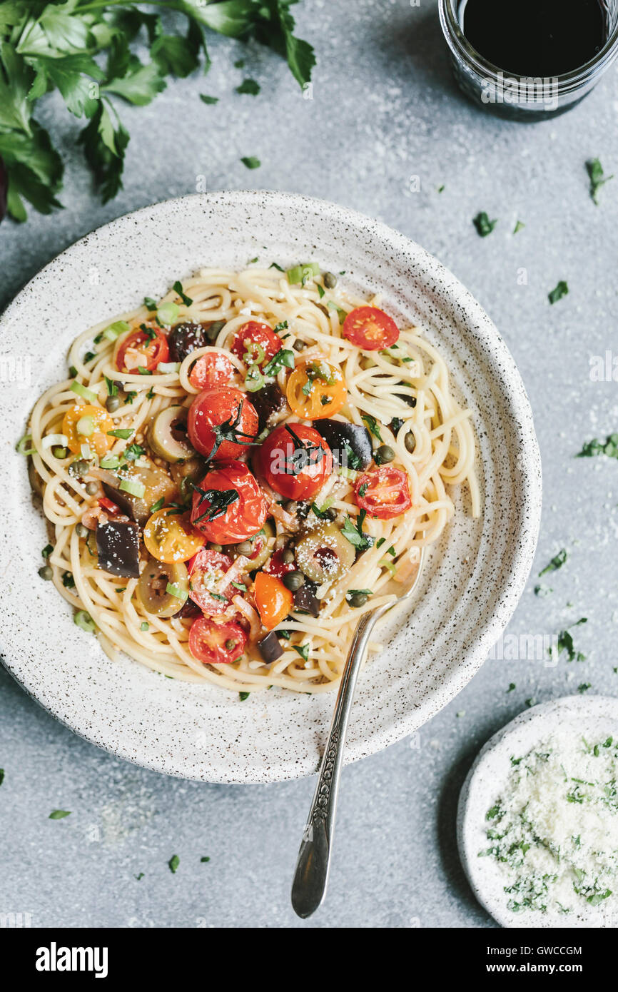 Eine Schüssel mit Nudeln Aubergine Pomodoro ist aus der Draufsicht fotografiert. Stockfoto