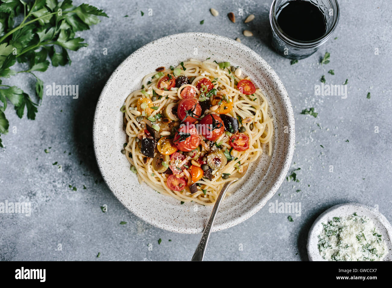 Eine Schüssel mit Nudeln Aubergine Pomodoro ist aus der Draufsicht fotografiert. Stockfoto