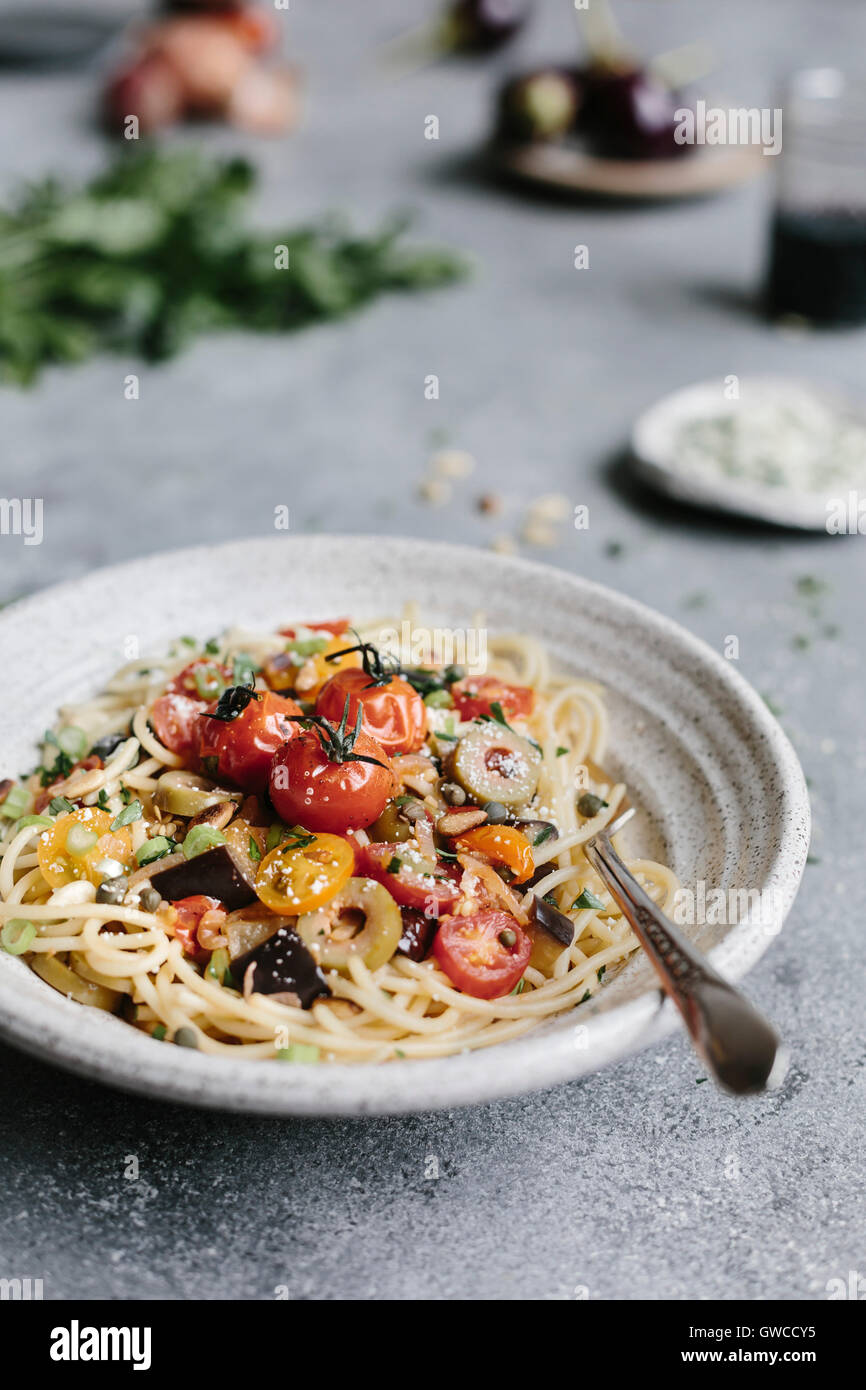 Eine Schüssel mit Nudeln Aubergine Pomodoro wird aus der Vorderansicht fotografiert. Stockfoto