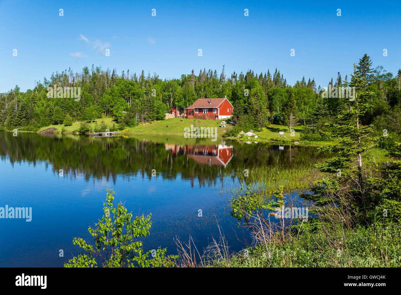Eine reflektierende Teich und Rote Hütte in Gros Morne National Park, Neufundland und Labrador, Kanada. Stockfoto
