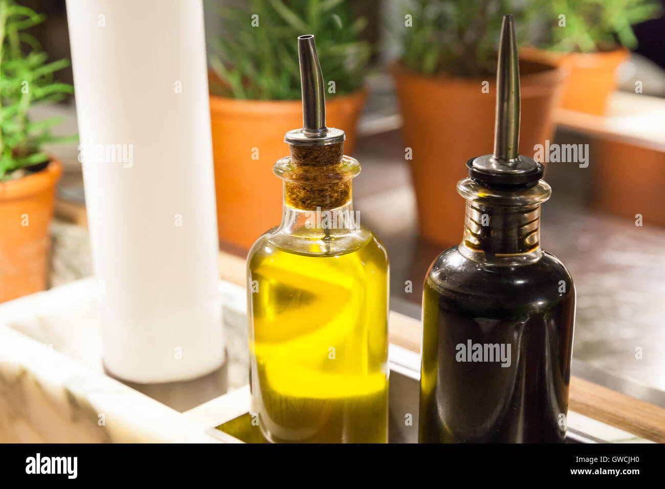 Olivenöl und Balsamico-Essig in Glasflaschen auf einem Tisch in einem restaurant Stockfoto