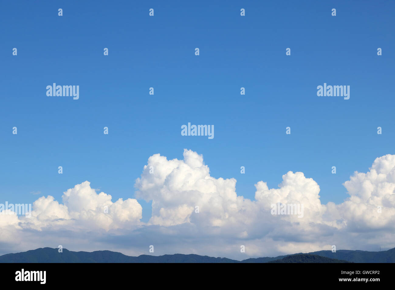 Weiße Wolken und blauer Himmelshintergrund, Berge Stockfoto