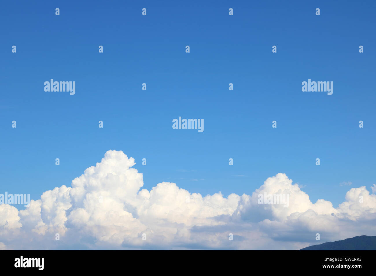 Weiße Wolken und blauer Himmelshintergrund Stockfoto