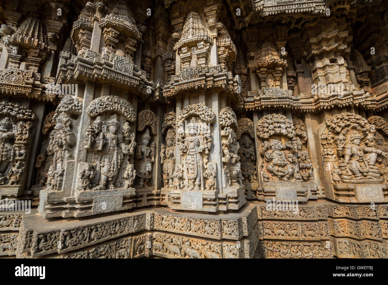 Gottheit Skulptur unter Eves am Schrein äußere Wand im Chennakesava Tempel an Somanathapura, Karnataka, Indien, Asien Stockfoto
