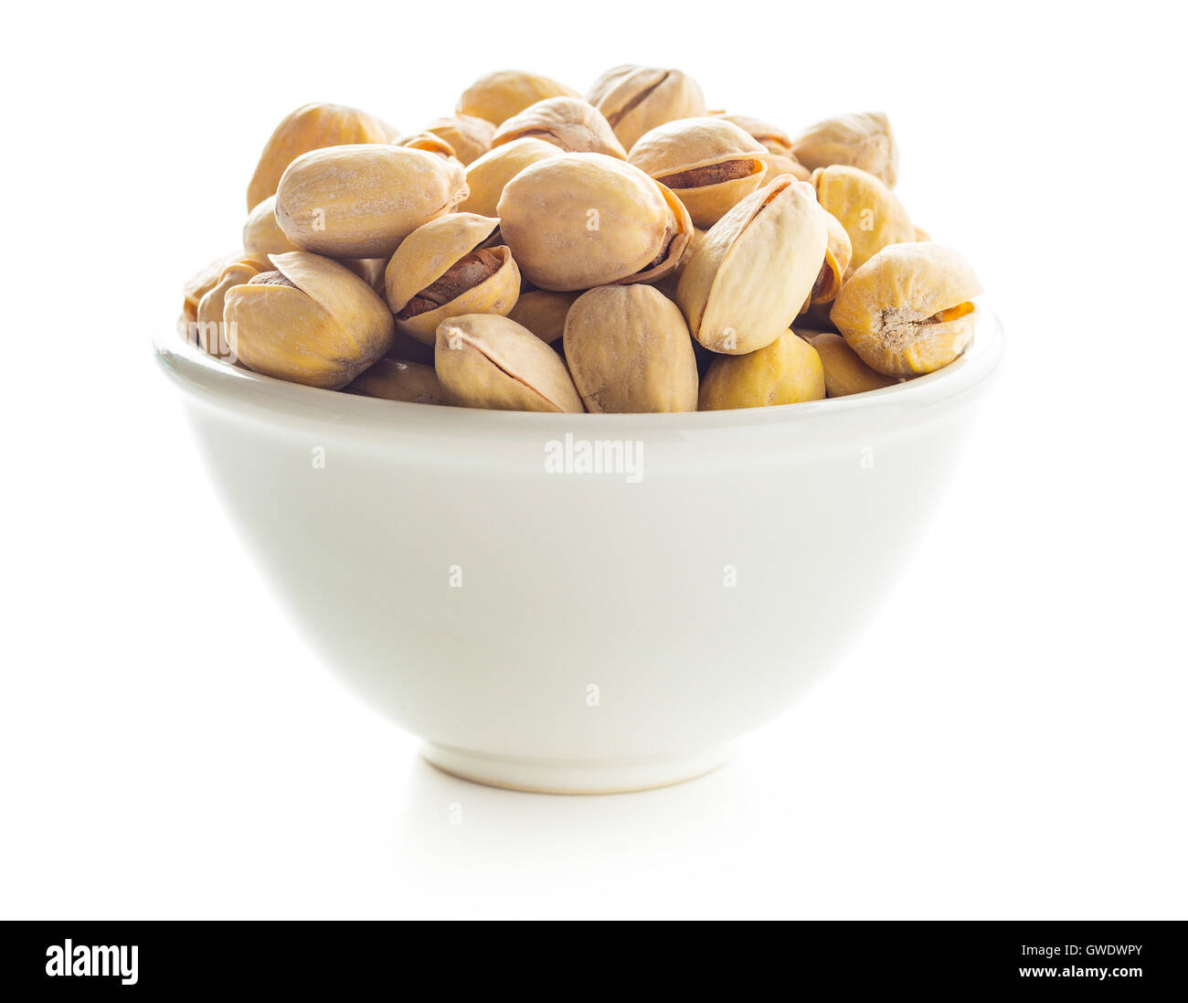 Die Pistazien in Schüssel isoliert auf weißem Hintergrund. Stockfoto
