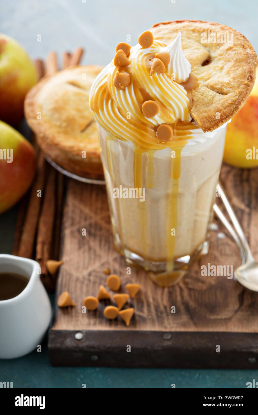 Apfelkuchen Milchshake mit Sirup Stockfoto