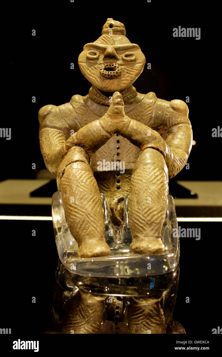 Jomon-Keramik von einem Mann in eine sitzende Position auf dem Display an der Korekawa Jomon Archäologische Musuem, Aomori, Japan Stockfoto