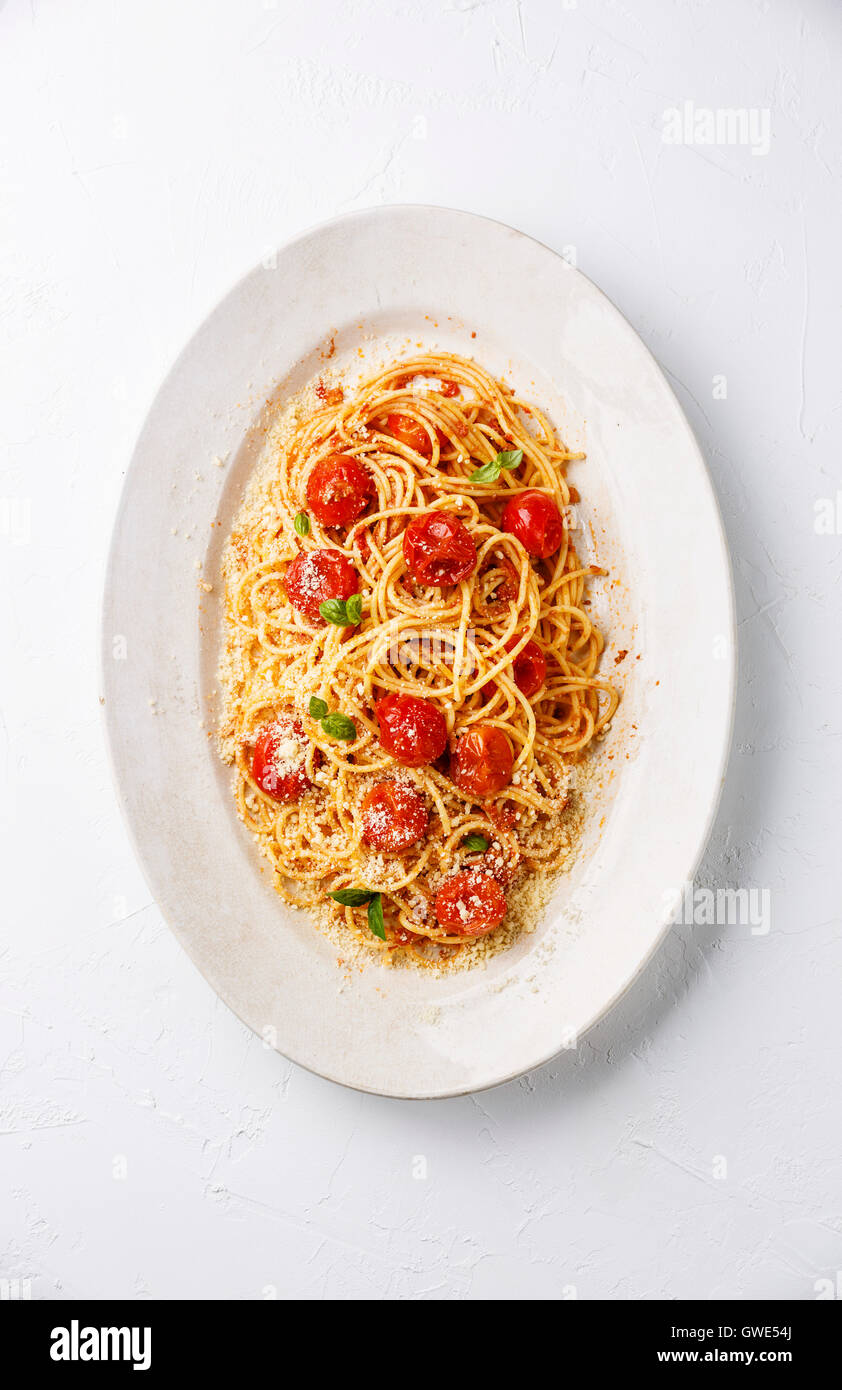 Spaghetti mit Tomaten-Sauce, geröstete Tomaten und Parmesan auf weißem Hintergrund Stockfoto