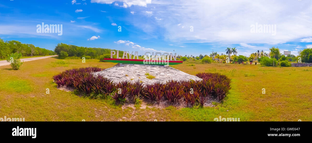 SCHWEINEBUCHT, Kuba - 9. September 2015: Revolucion Propaganda Plakat geschrieben von der Regierung. Stockfoto