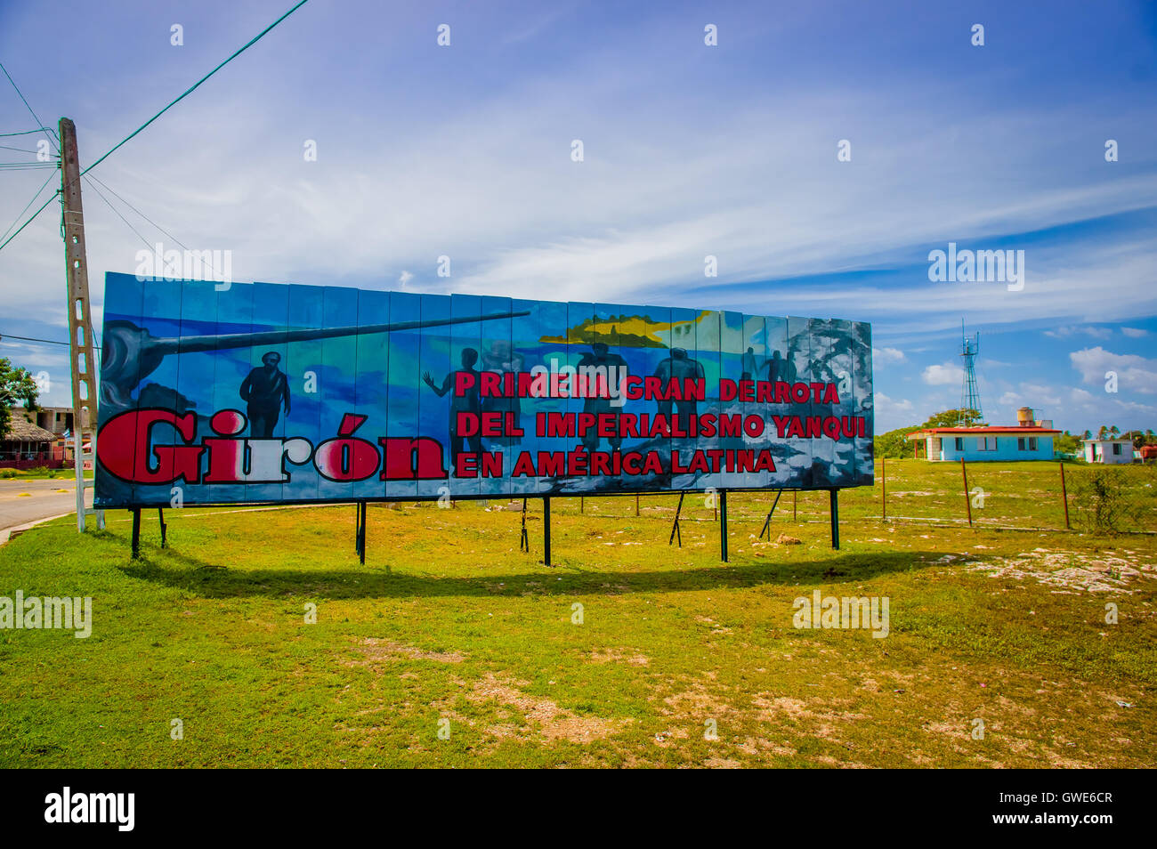 SCHWEINEBUCHT, Kuba - 9. September 2015: Revolucion Propaganda Plakat geschrieben von der Regierung. Stockfoto