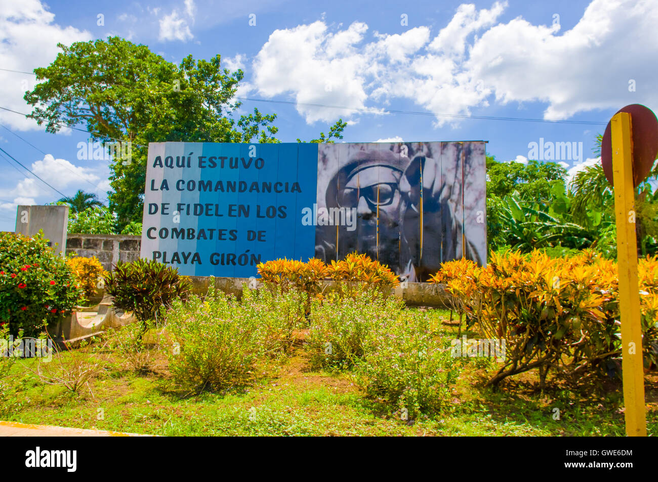 SCHWEINEBUCHT, Kuba - 9. September 2015: Revolucion Propaganda Plakat geschrieben von der Regierung. Stockfoto