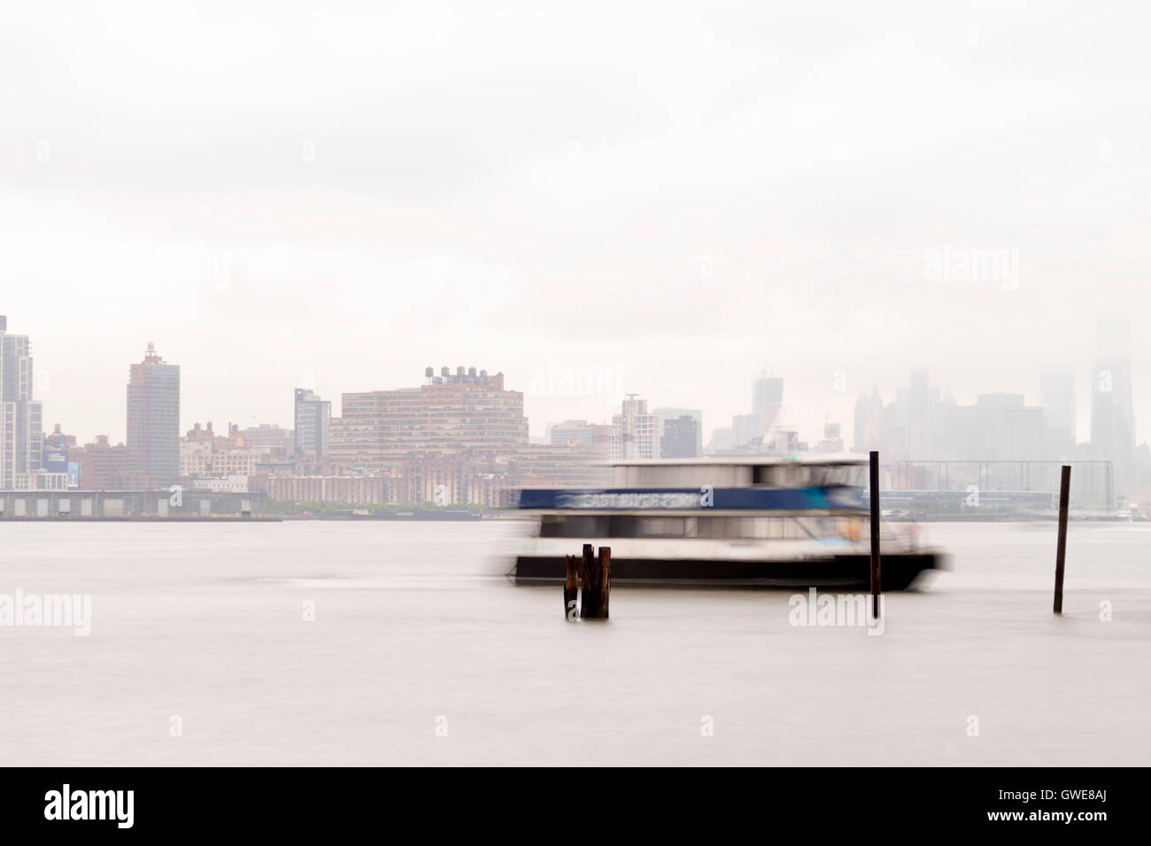 New York, USA-2. Juni 2015: East River Ferry zum Andocken an einem nebeligen Tag kommen. Stockfoto