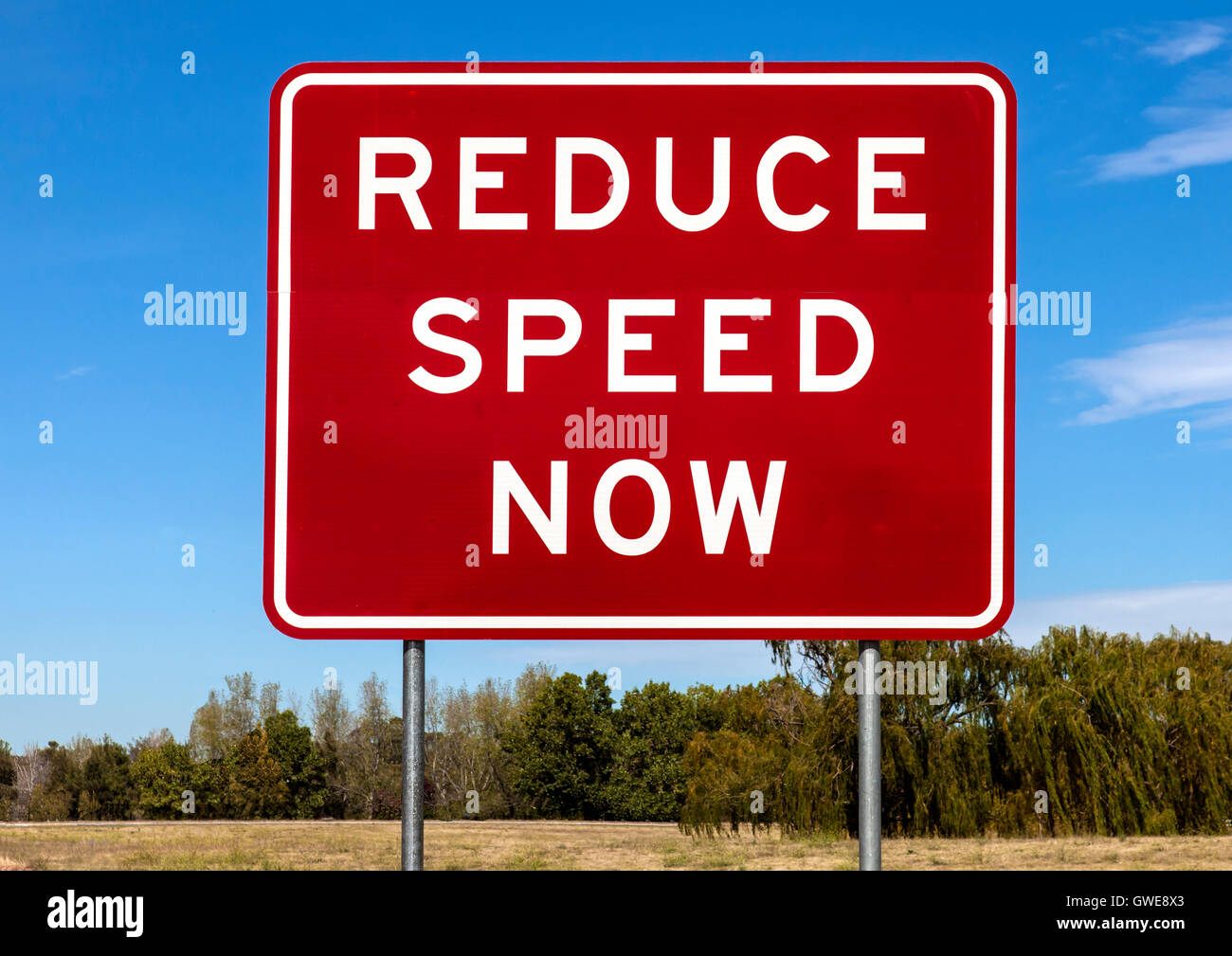 Straßenschild - Geschwindigkeit jetzt reduzieren Stockfoto