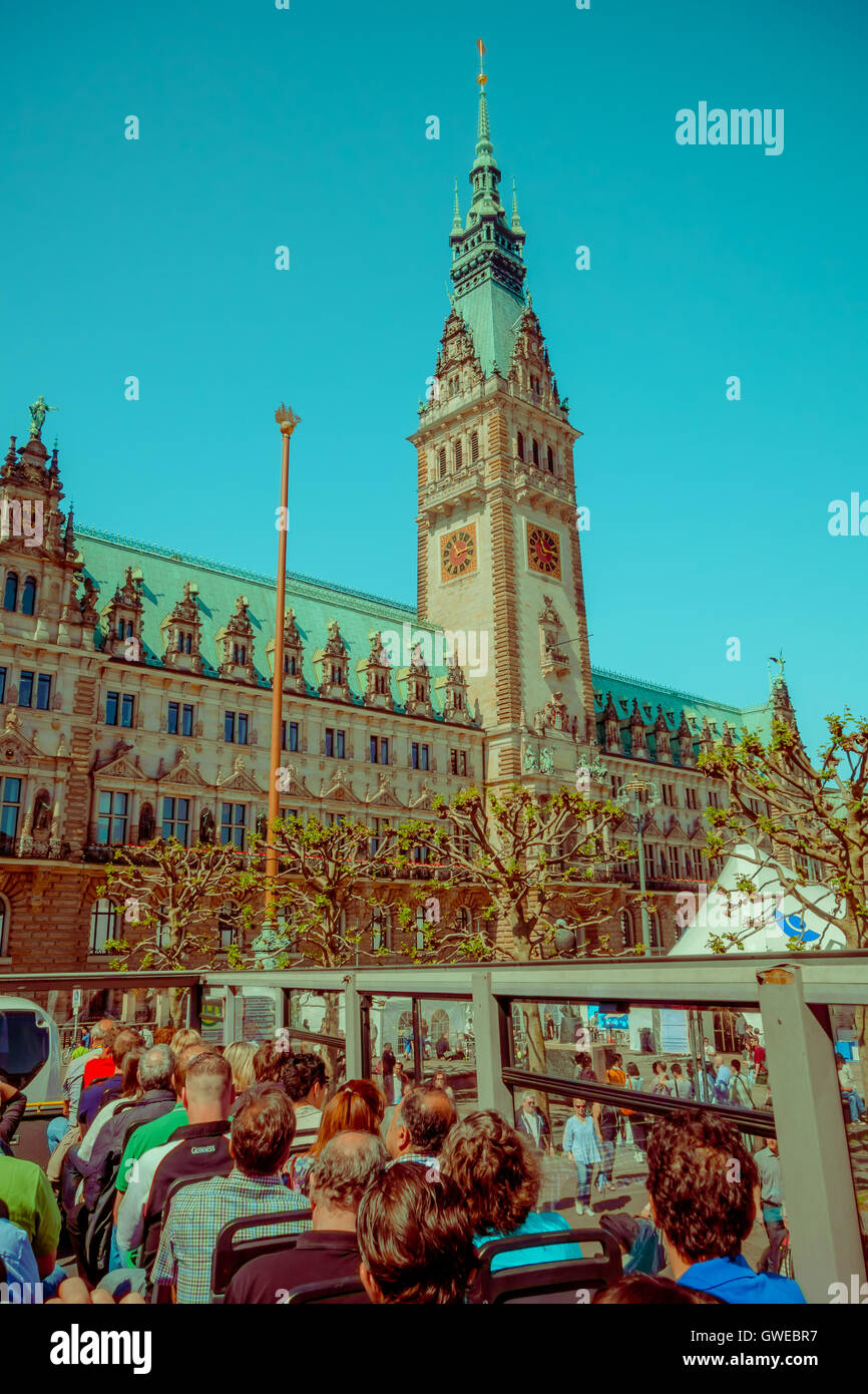 HAMBURG, Deutschland - 8. Juni 2015: Rathaus aus einem Tropfen auf Anzeigen und drop-off-Bus, emblematischen Gebäude. Uhr in der Mitte, Stockfoto