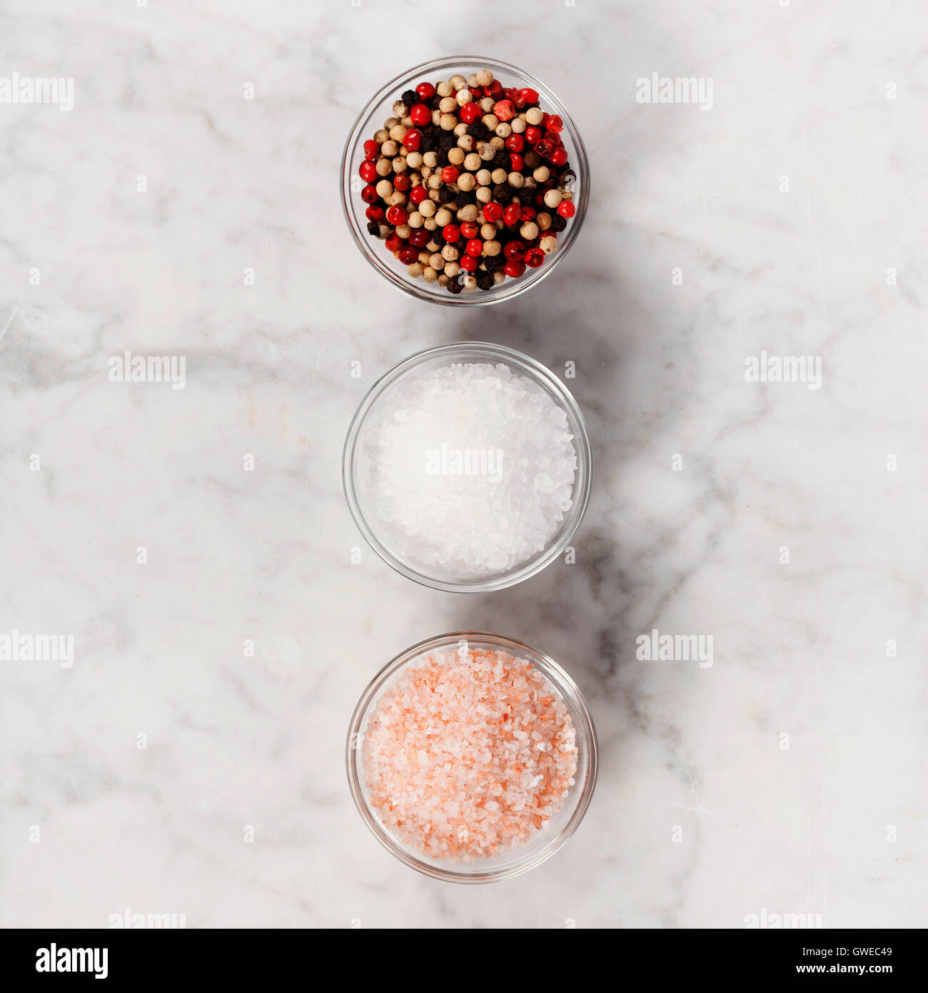 Salz und Pfeffer auf weißem Marmor Hintergrund Stockfoto