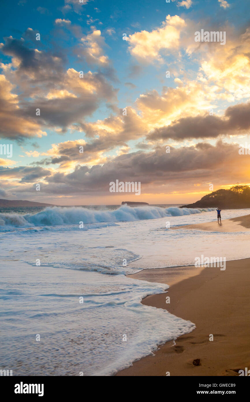 Sonnenuntergang am großen Strand im Makena State Park auf Maui Stockfoto