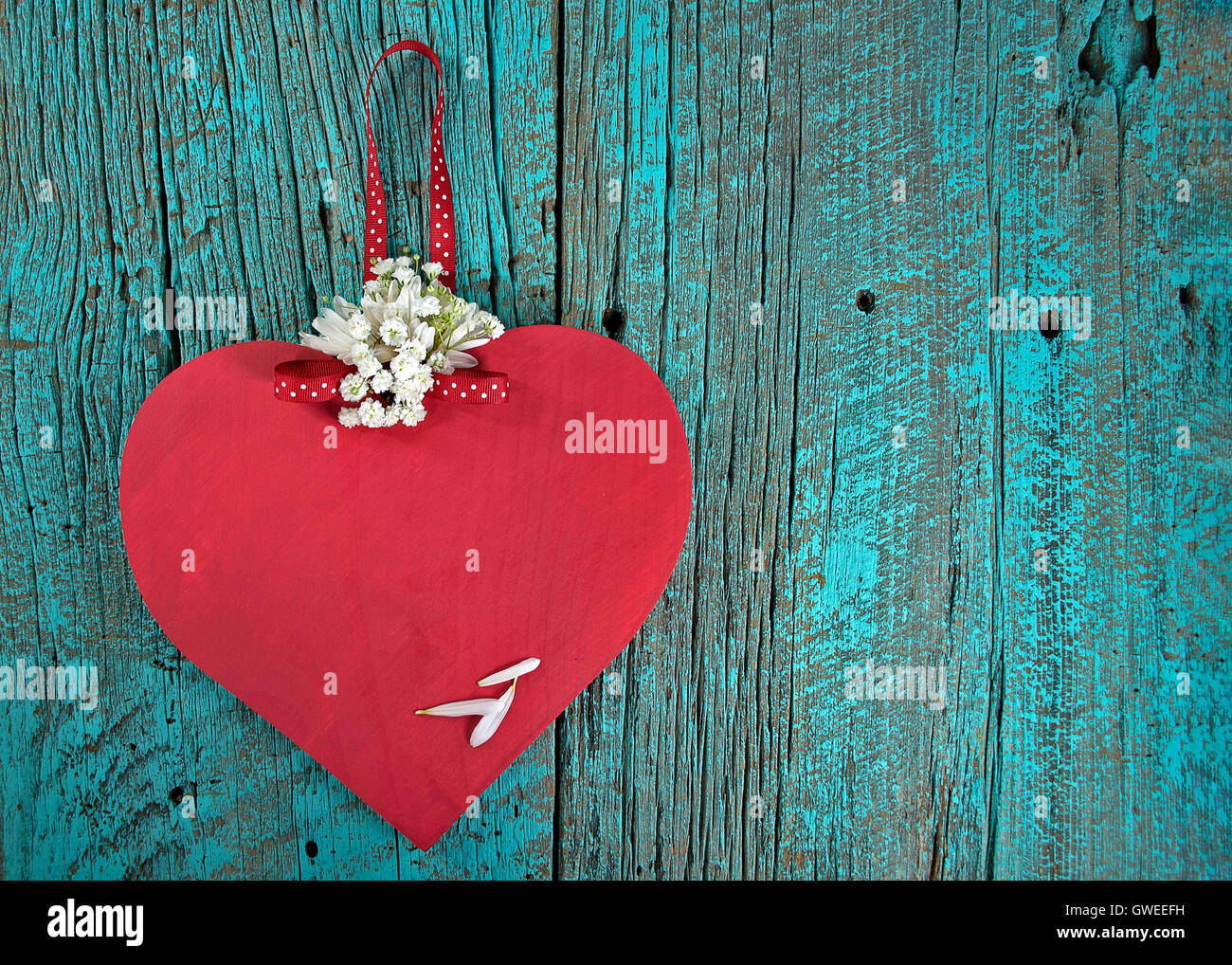 Rotes Herz aus Holz und Daisy Bouquet auf Türkis lackiert rustikales Holz Stockfoto
