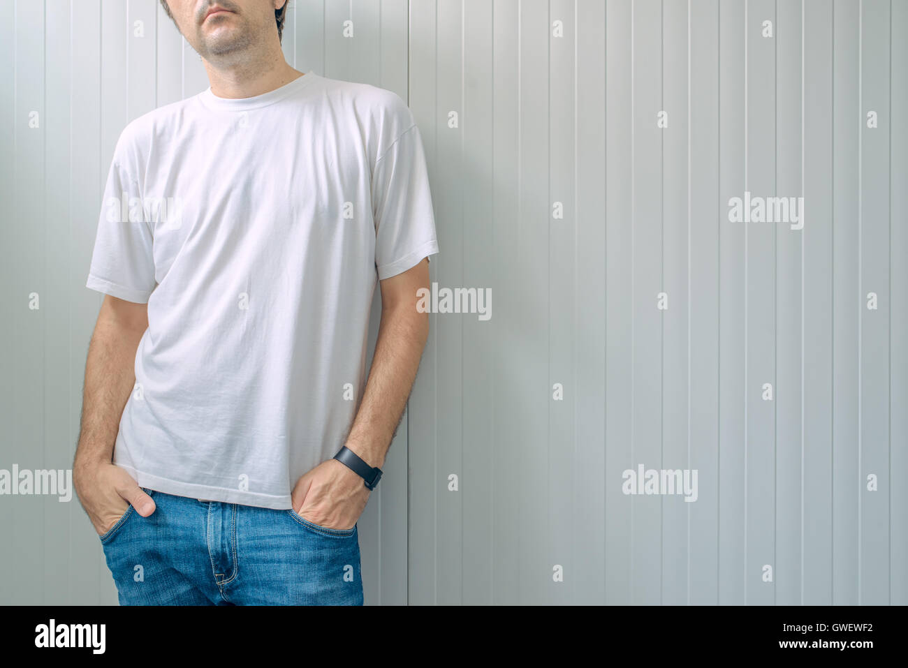 Legerer Mann in Jeans Hosen und weiße T-shirt als textfreiraum Shirt print Grafikdesign mock-up Stockfoto