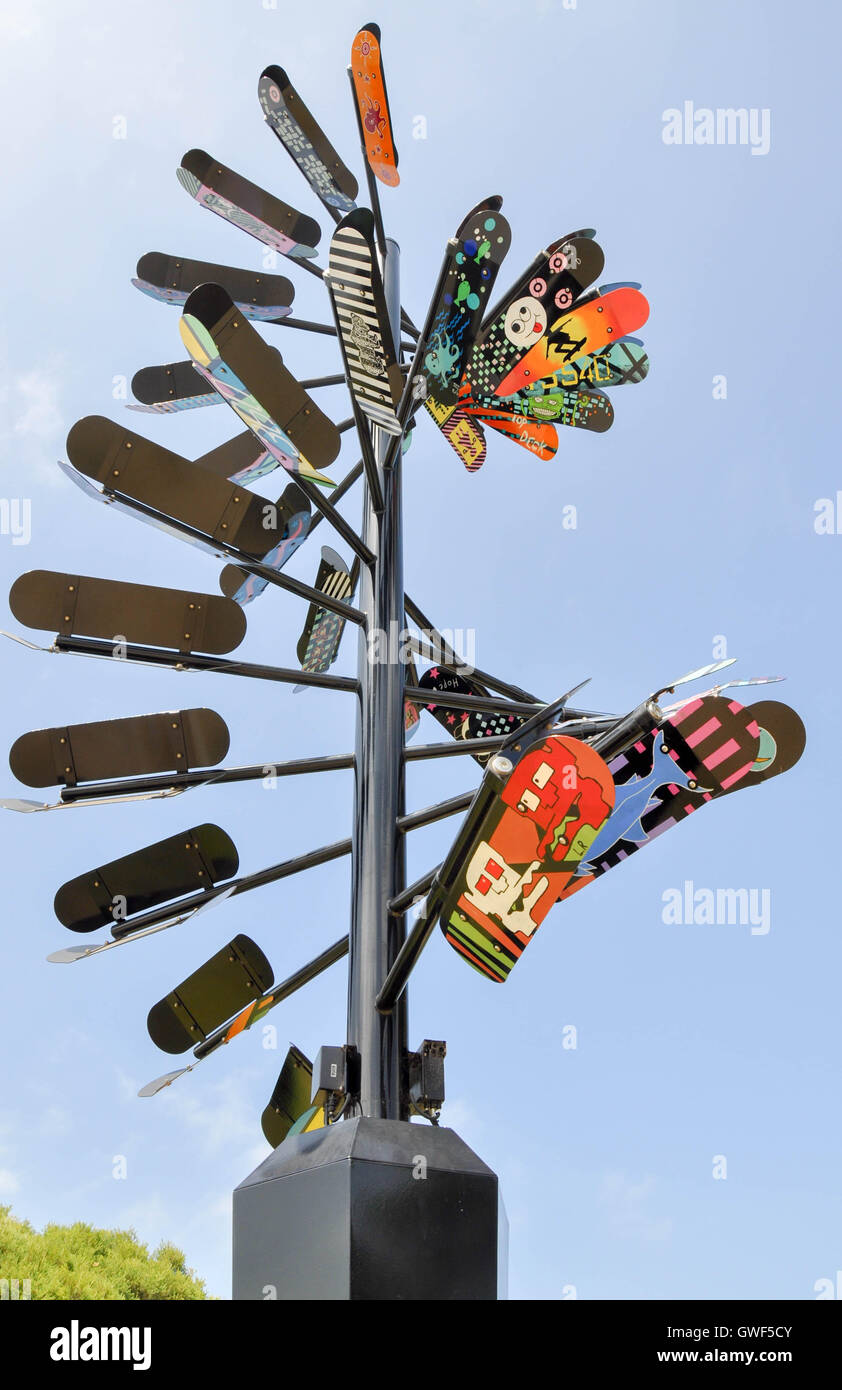 Solarbetriebene bunte rotierenden Skate Deck Skulptur aus Skate Park in aus, Western Australia. Stockfoto