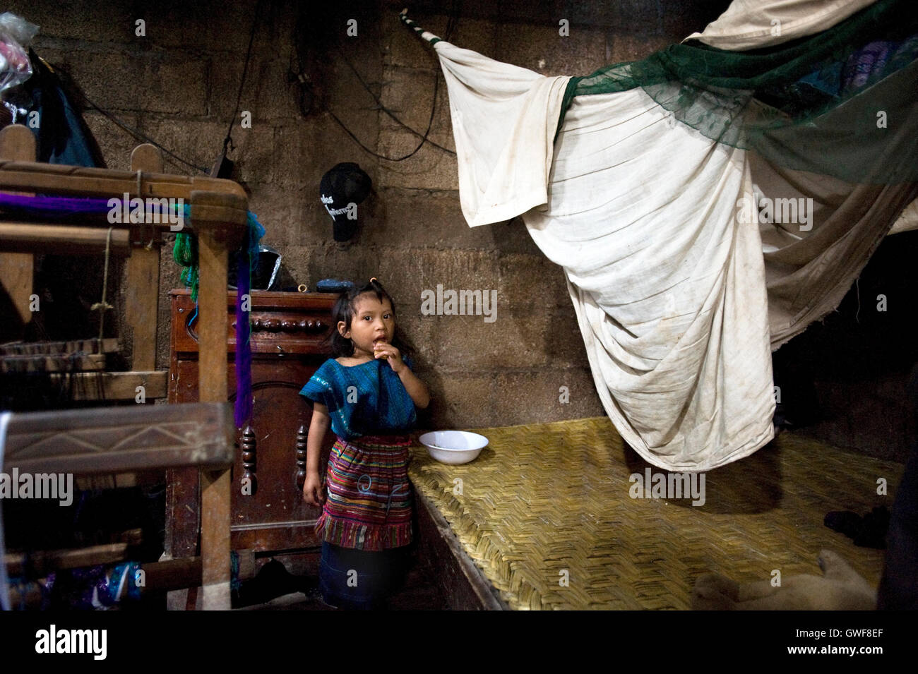 Ein Maya indigene Mädchen zu Hause in San Antonio Palopo, Solola, Guatemala. Stockfoto