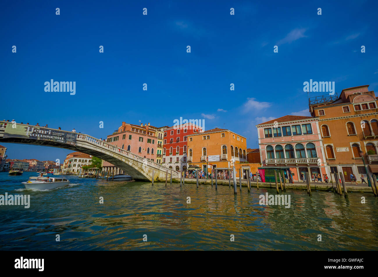 Venedig, Italien - 18. Juni 2015: Touristen in Venedig, Menschen, die über eine große Brücke in einen schönen sonnigen Tag Stockfoto