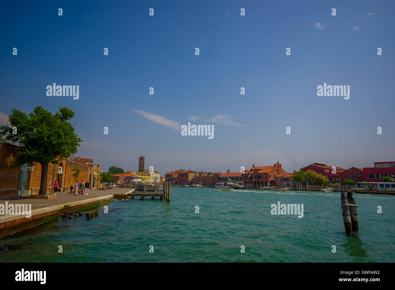 MURANO, Italien - 16. Juni 2015: Murano Stadtansicht aus dem Hafen, schöne blaue Wasser in sonniger Tag Stockfoto