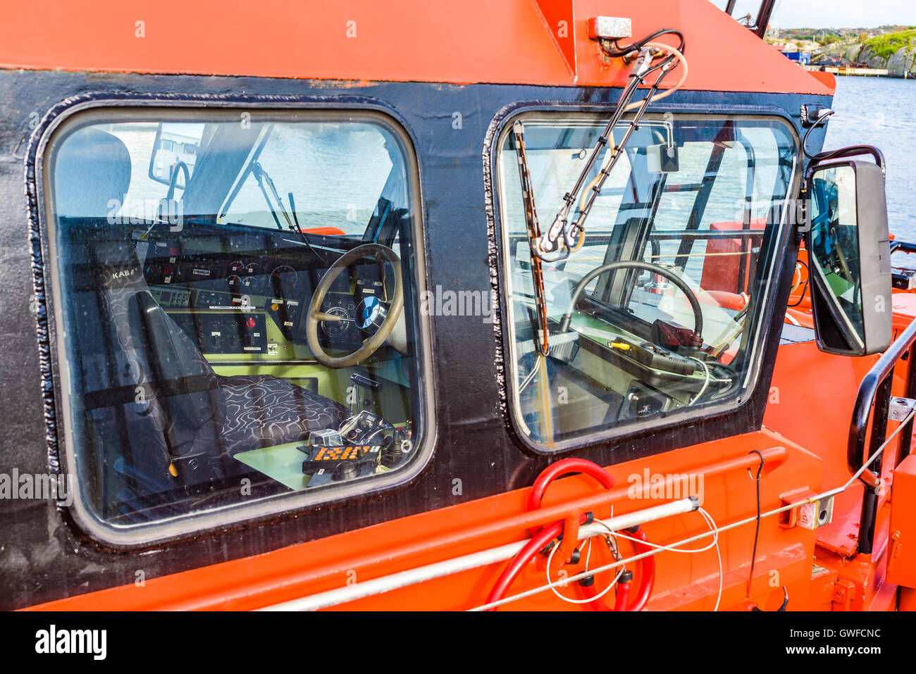 Marstrand, Schweden - 8. September 2016: Ökologische Dokumentarfilm aus dem Inneren des pilot Schiffe Kabine von der Pier-Look aus gesehen Stockfoto