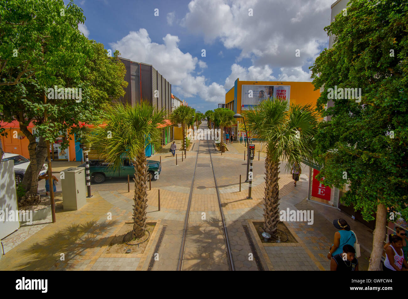 ORANJESTAD, ARUBA - Straßenbahn NOVEMBER 05, 2015:Streets Insel Aruba, Innenstadt mit Spuren Stockfoto