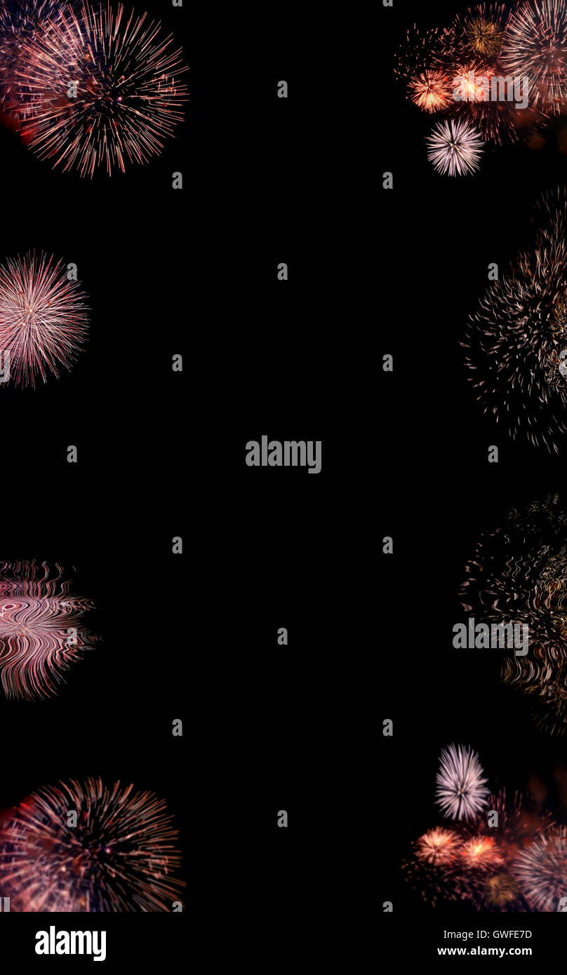 Rahmen, bestehend aus bunten Feuerwerk Blitze auf schwarzem Hintergrund zusammen mit ihren Überlegungen in gewellte Wasseroberfläche isoliert Stockfoto
