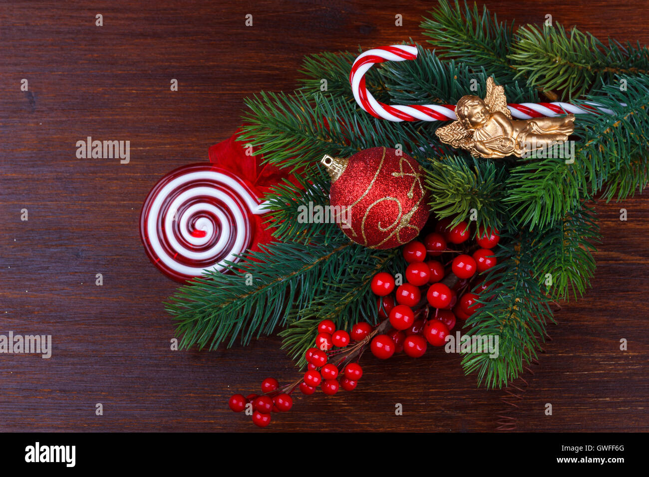 Weihnachten Hintergrund mit Tannenzweigen, Beeren und Dekoration auf alten Holzbrett Stockfoto