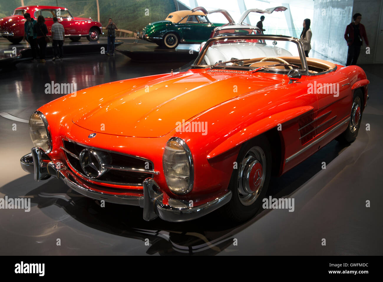 1962 Mercedes-Benz 300 SL Roadster, gelang es im Jahre 1957 der legendären "Gullwing", Mercedes-Museum, Stuttgart, Deutschland Stockfoto