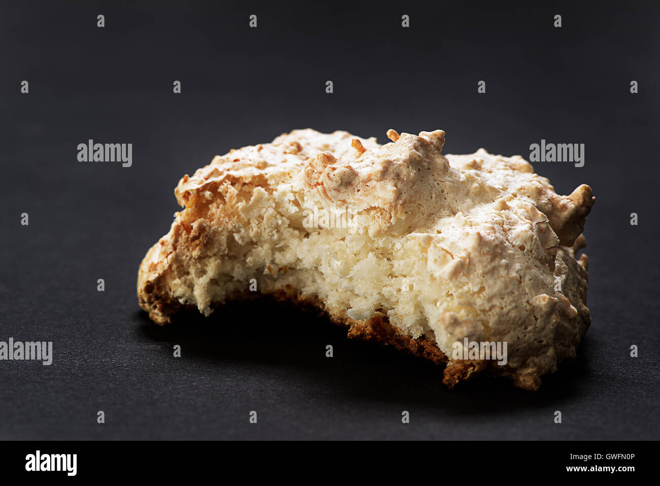 Kokos-Cookie auf einem schwarzen Hintergrund, leckeren Snack, Hausmannskost, Genuss Stockfoto
