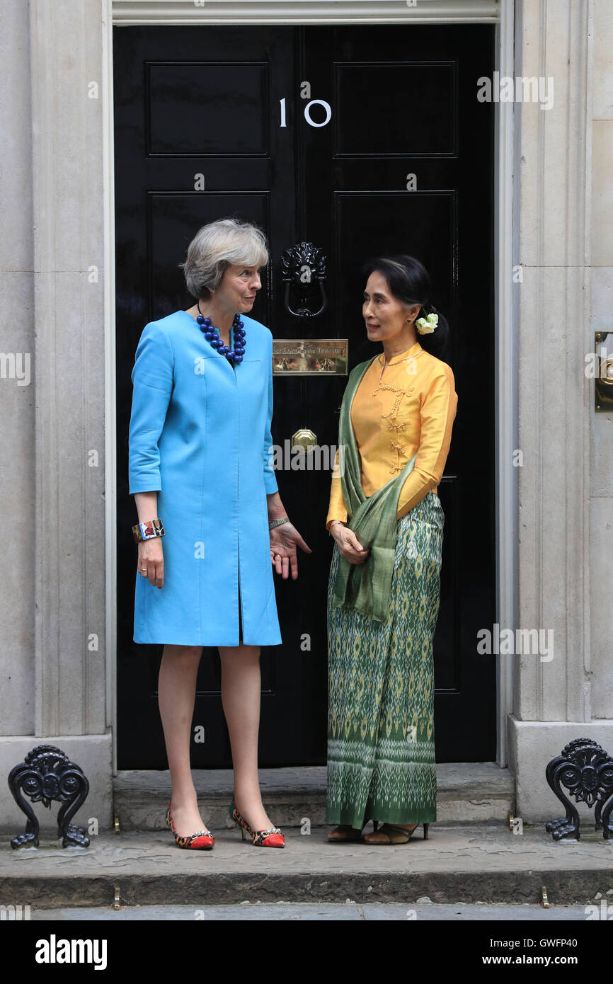 Premierminister Theresa May (links) begrüßt Birmas de-facto-Führer Aung San Suu Kyi zur Downing Street bei der Nobel Friedenspreis Laureatus Besuch in London. Stockfoto