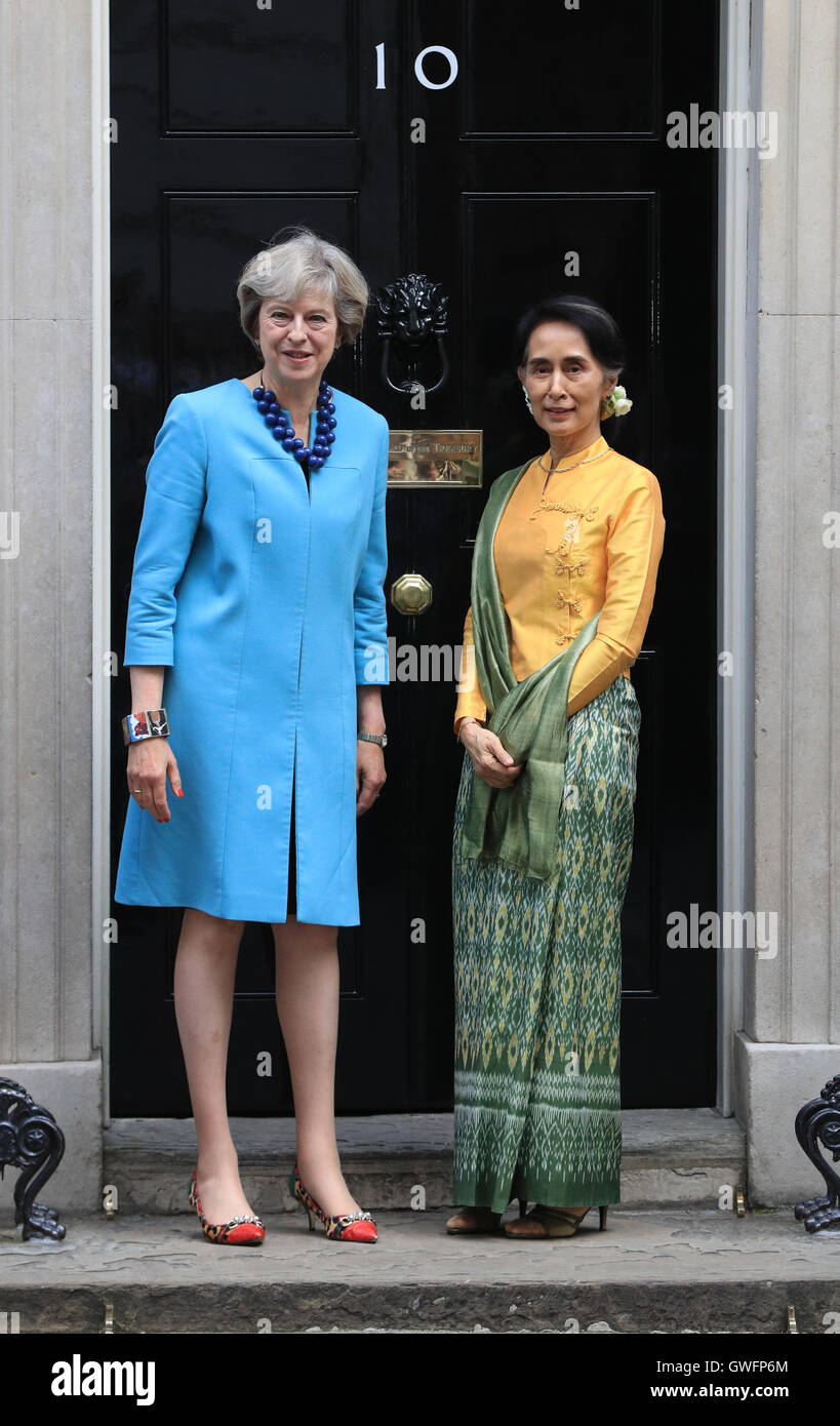 Premierminister Theresa May (links) begrüßt Birmas de-facto-Führer Aung San Suu Kyi zur Downing Street bei der Nobel Friedenspreis Laureatus Besuch in London. Stockfoto