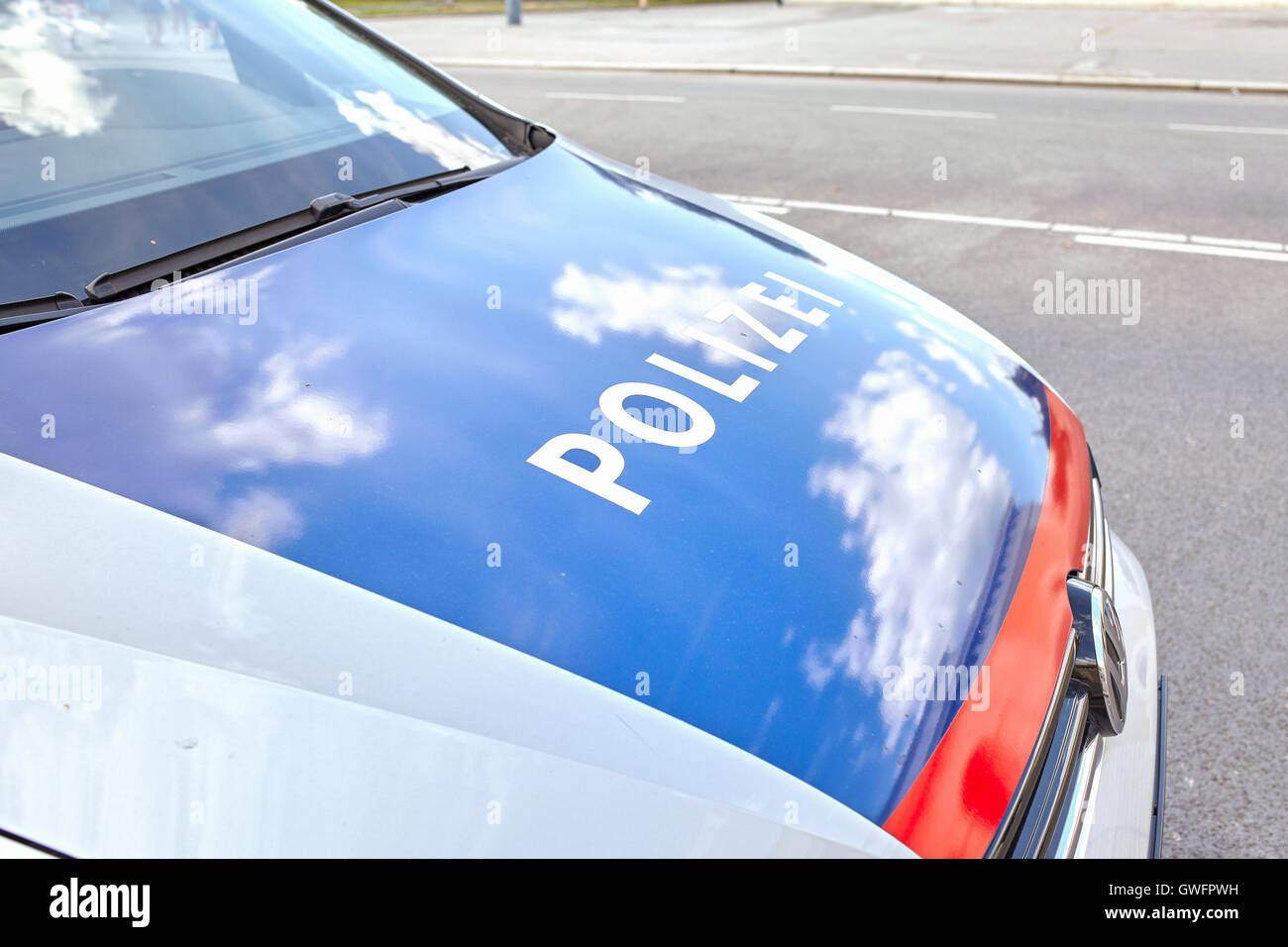 Wien, Österreich - 14. August 2016: Nahaufnahme von einer Polizei-Motorhaube auf einer Straße geparkt. Stockfoto
