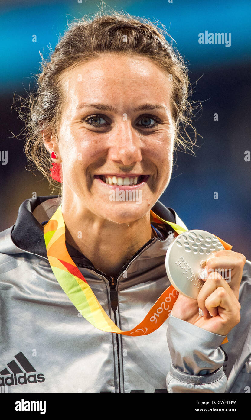 Rio De Janeiro, Brasilien. 12. September 2016.  Irmgard Bensusan Deutschlands feiert ihre Silbermedaille bei der Frauen 400m - Finale T43/44 - während der Rio 2016 Paralympischen Spiele, Rio De Janeiro, Brasilien, 12. September 2016. Bildnachweis: Dpa picture Alliance/Alamy Live News Stockfoto