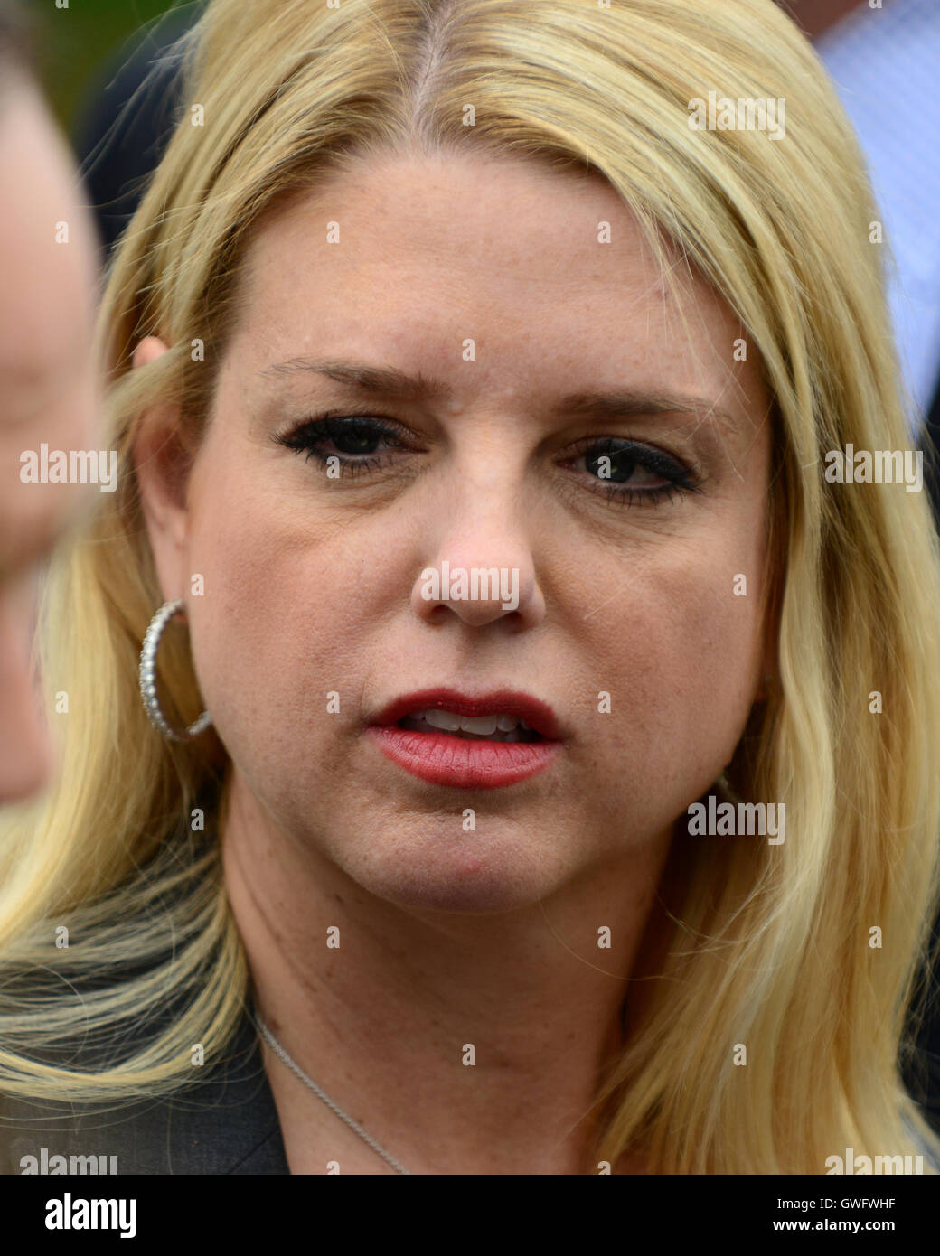 Washington, uns. 28. März 2012. Attorney General Pam Bondi (Republikanische of Florida) macht Bemerkungen die Medien wie sie die United States Supreme Court Gebäude in Washington, DC nach dem dritten und letzten Tag des mündlichen Argumente in Bezug auf die Verfassungsmäßigkeit der Schutz der Patienten und bezahlbare Pflege Act auf Mittwoch, 28. März 2012 fährt. Bildnachweis: Ron Sachs/CNP - NO WIRE SERVICE - © Dpa/Alamy Live-Nachrichten Stockfoto