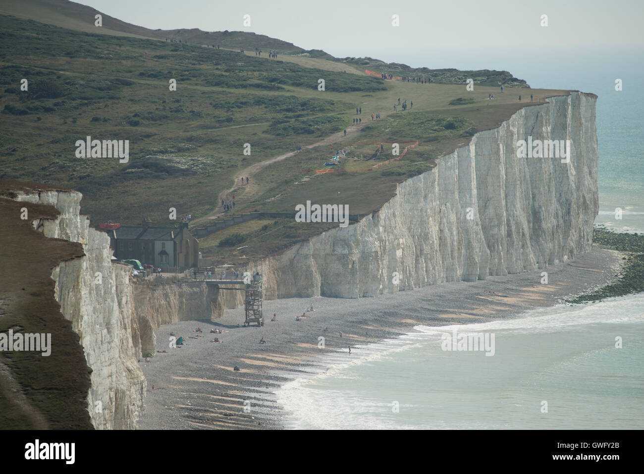 Birling Gap, East Sussex, UK. 13. September 2016. Der wärmste September-Tag in England seit 1911. Temperaturen steigen an der englischen Südküste mit Wanderern, die heiße Sonne auf dem Küstenpfad South Downs in der Nähe von Beachy Head. Bildnachweis: Malcolm Park Leitartikel/Alamy Live-Nachrichten. Stockfoto