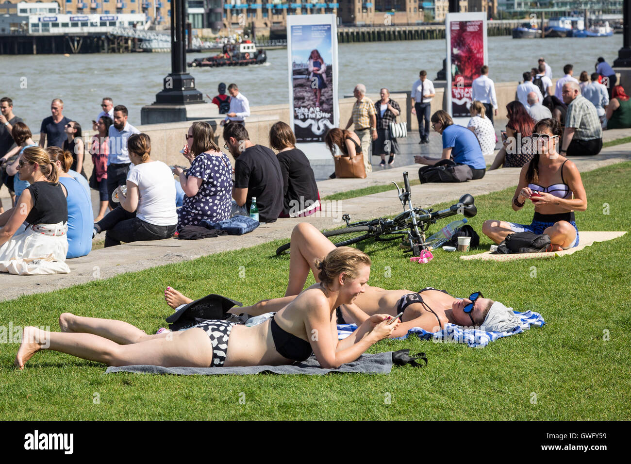 London, UK. 13. September 2016. UK-Wetter: Londoner geniessen Sie die Stadt Hitzewelle Großbritanniens heißesten September Tag seit fast 70 Jahren Credit: Guy Corbishley/Alamy Live News Stockfoto