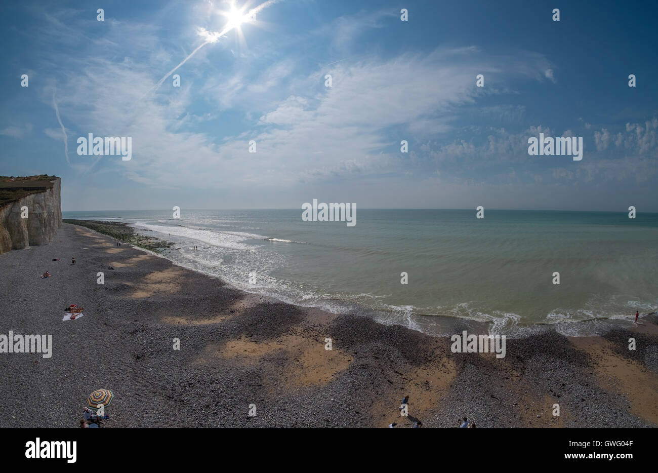 Birling Gap, East Sussex, UK. 13. September 2016. Der wärmste September-Tag in England seit 1911. Temperaturen steigen an der englischen Südküste mit Wanderern, die heiße Sonne auf dem Küstenpfad South Downs in der Nähe von Beachy Head. Bildnachweis: Malcolm Park Leitartikel/Alamy Live-Nachrichten. Stockfoto